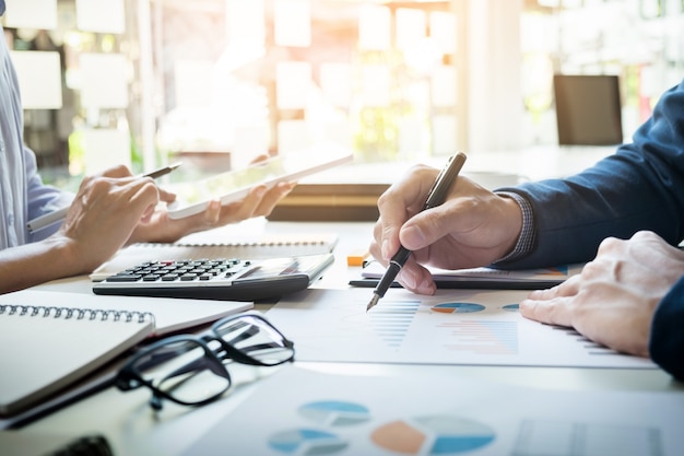 Hombre de negocios, financiero, inspector, secretaria, haciendo, informe, cálculo, o, comprobación, balance. Inspector del Servicio de Rentas Internas revisando el documento. Concepto de auditoría