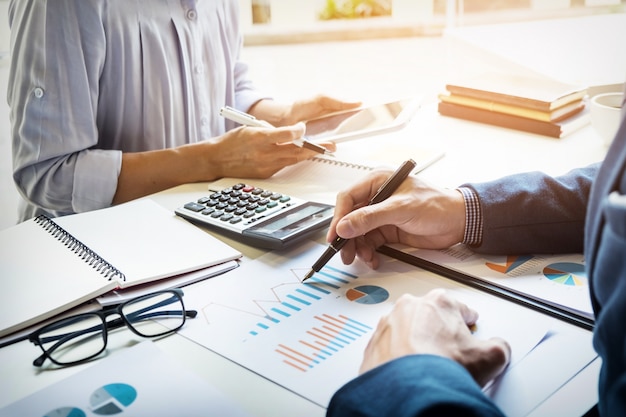 Hombre de negocios, financiero, inspector, secretaria, haciendo, informe, cálculo, o, comprobación, balance. Inspector del Servicio de Rentas Internas revisando el documento. Concepto de auditoría