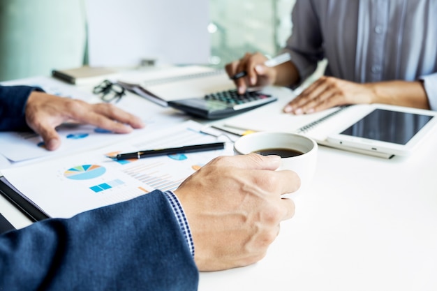 Hombre de negocios, financiero, inspector, secretaria, haciendo, informe, cálculo, o, comprobación, balance. Inspector del Servicio de Rentas Internas revisando el documento. Concepto de auditoría