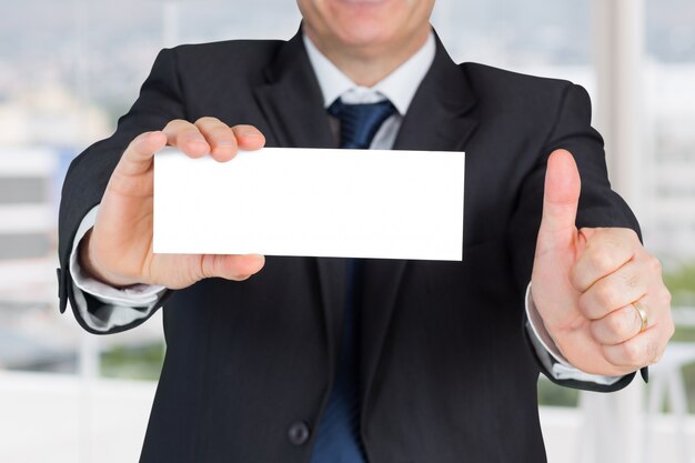 Hombre de negocios con folleto en blanco 