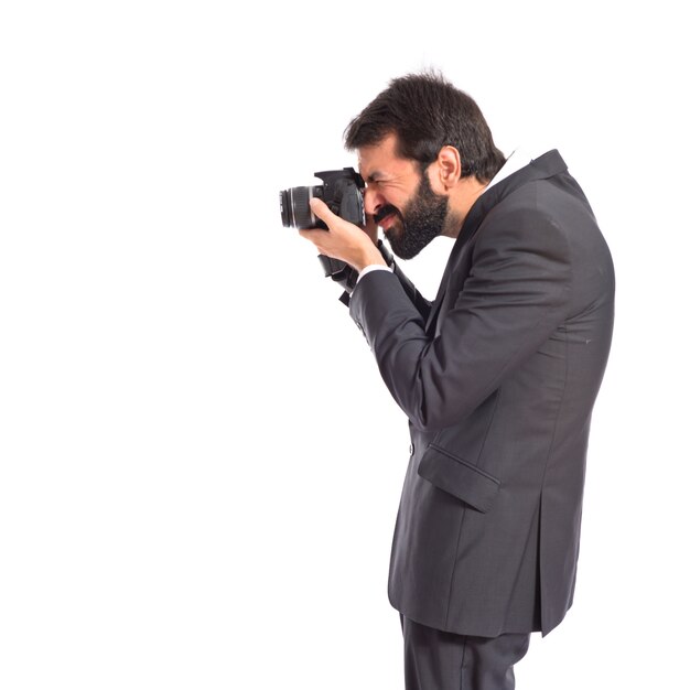 Hombre de negocios fotografiando sobre fondo blanco