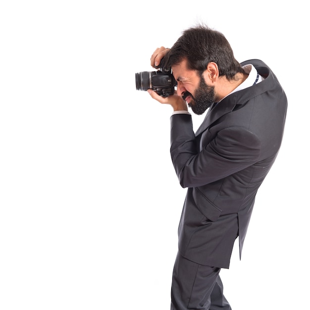 Hombre de negocios fotografiando sobre fondo blanco