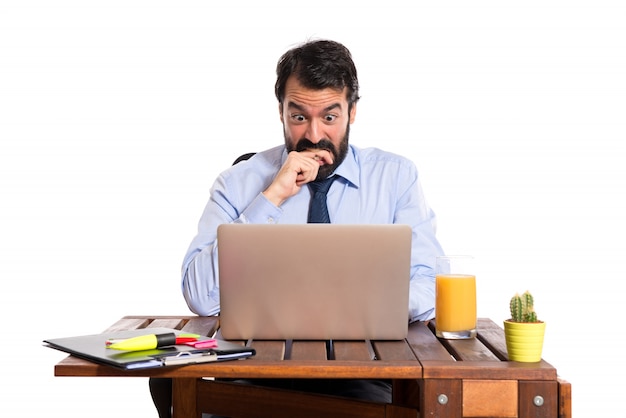 Hombre de negocios frustrado sobre fondo blanco