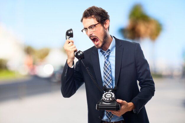 Hombre de negocios furioso gritando por teléfono