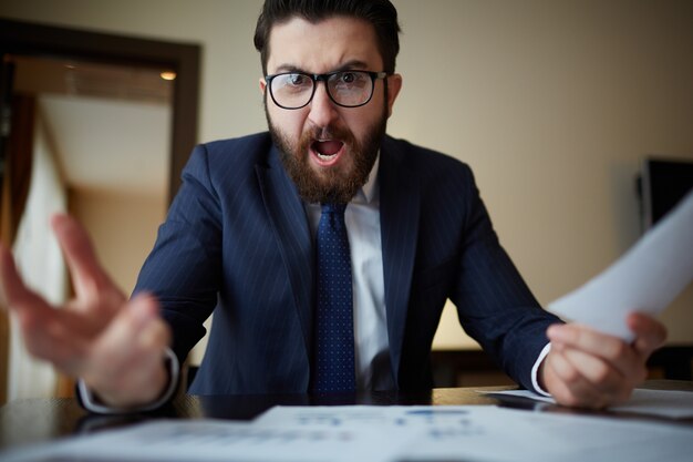 Hombre de negocios con gafas enfadado