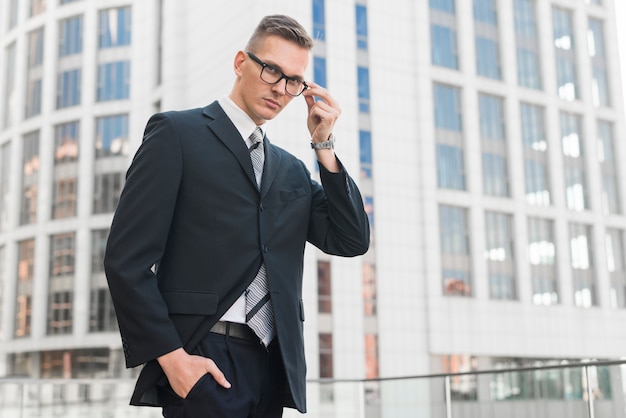 Foto gratuita hombre de negocios con gafas