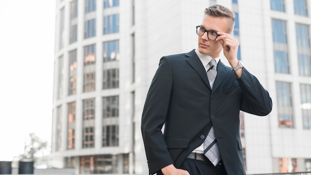 Foto gratuita hombre de negocios con gafas