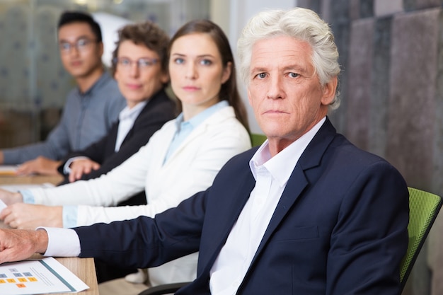 hombre de negocios la gente de negocios fila de la tabla