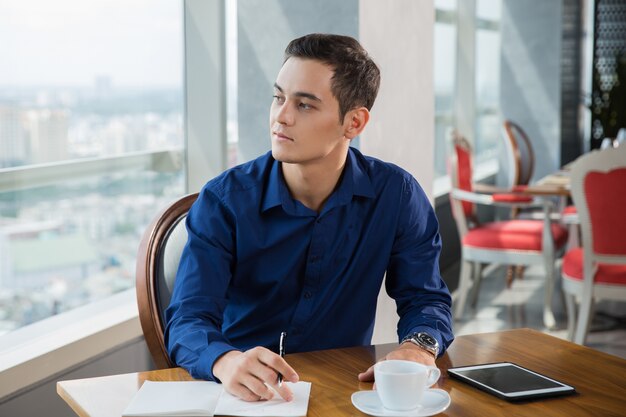 El hombre de negocios graves teniendo pensamientos mientras se trabaja