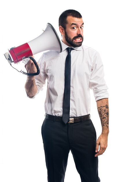 Hombre de negocios gritando por megáfono