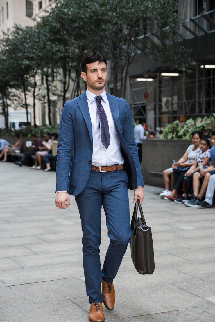 Foto gratuito hombre de negocios guapo caminando al trabajo.