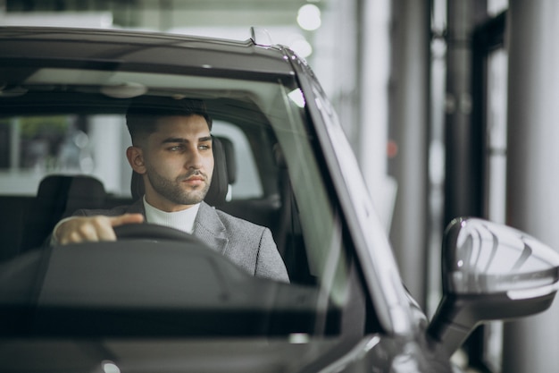 Hombre de negocios guapo conduciendo en coche