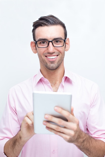 Hombre de negocios guapo feliz usando la tableta