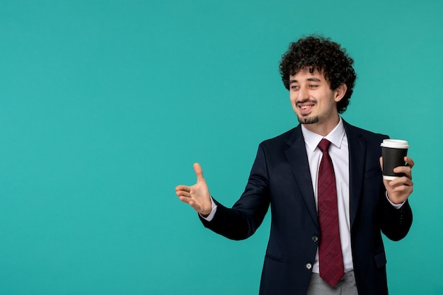 Hombre de negocios guapo lindo joven en traje negro y corbata roja dando apretón de manos y sosteniendo café