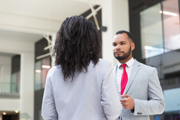 Hombre de negocios guapo serio reunión con colega