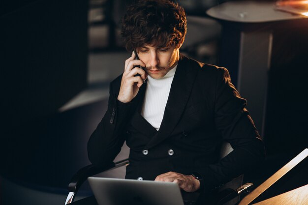 Hombre de negocios guapo trabajando en la computadora en la oficina