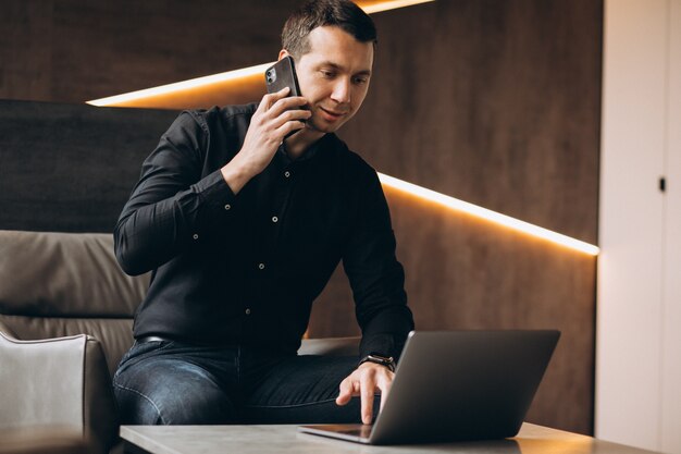 Hombre de negocios guapo trabajando en la computadora en la oficina