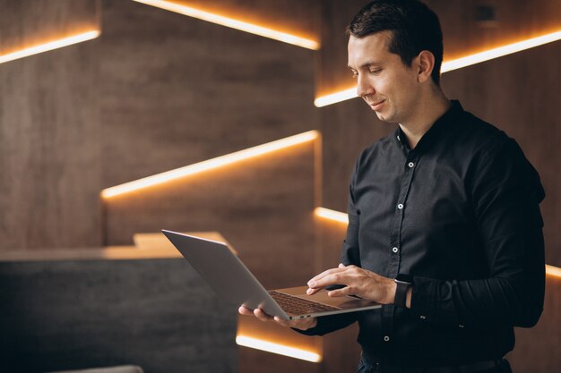 Hombre de negocios guapo trabajando en la computadora en la oficina