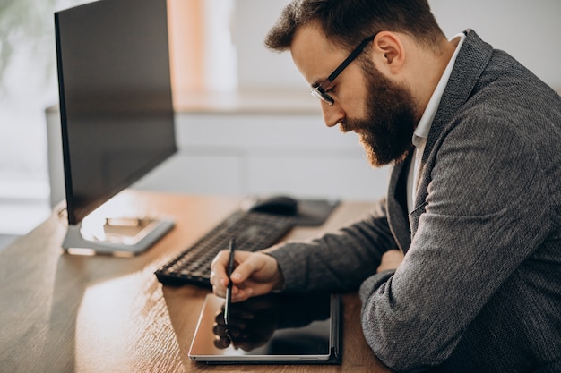 Hombre de negocios guapo trabajando en el escritorio