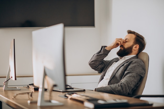 Foto gratuita hombre de negocios guapo trabajando en el escritorio