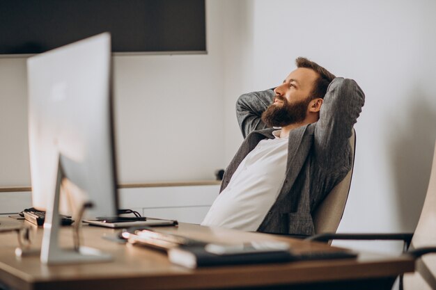 Hombre de negocios guapo trabajando en el escritorio