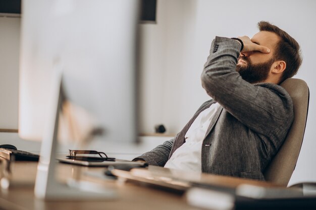 Hombre de negocios guapo trabajando en el escritorio