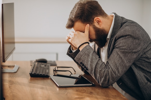 Foto gratuita hombre de negocios guapo trabajando en el escritorio