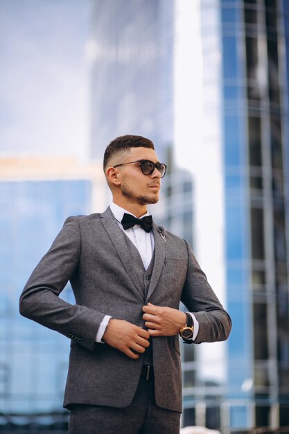 Hombre de negocios guapo en traje