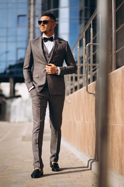 Hombre de negocios guapo en traje