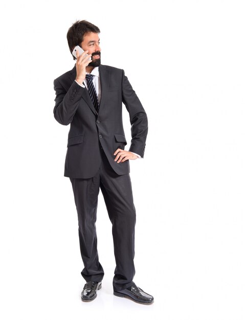Hombre de negocios hablando con móvil sobre fondo blanco