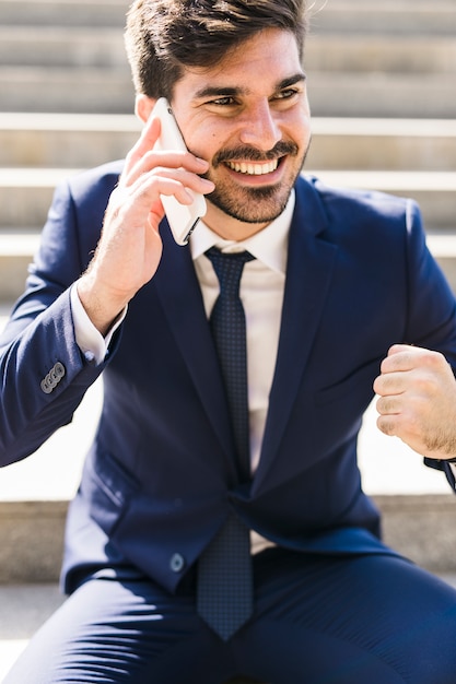 Hombre de negocios hablando por el móvil