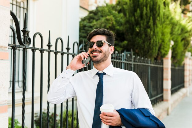 Hombre de negocios hablando por el móvil