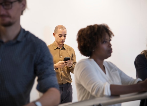 Foto gratuita hombre de negocios hablando por su teléfono