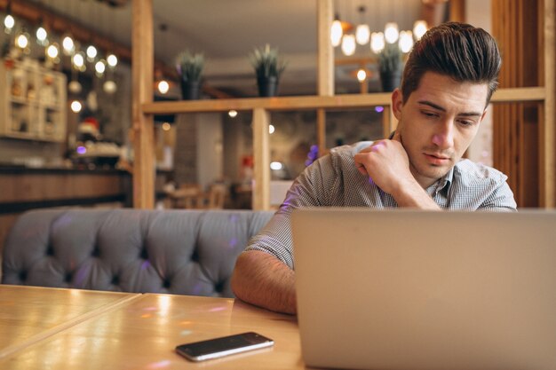 Hombre de negocios hablando por teléfono en un café