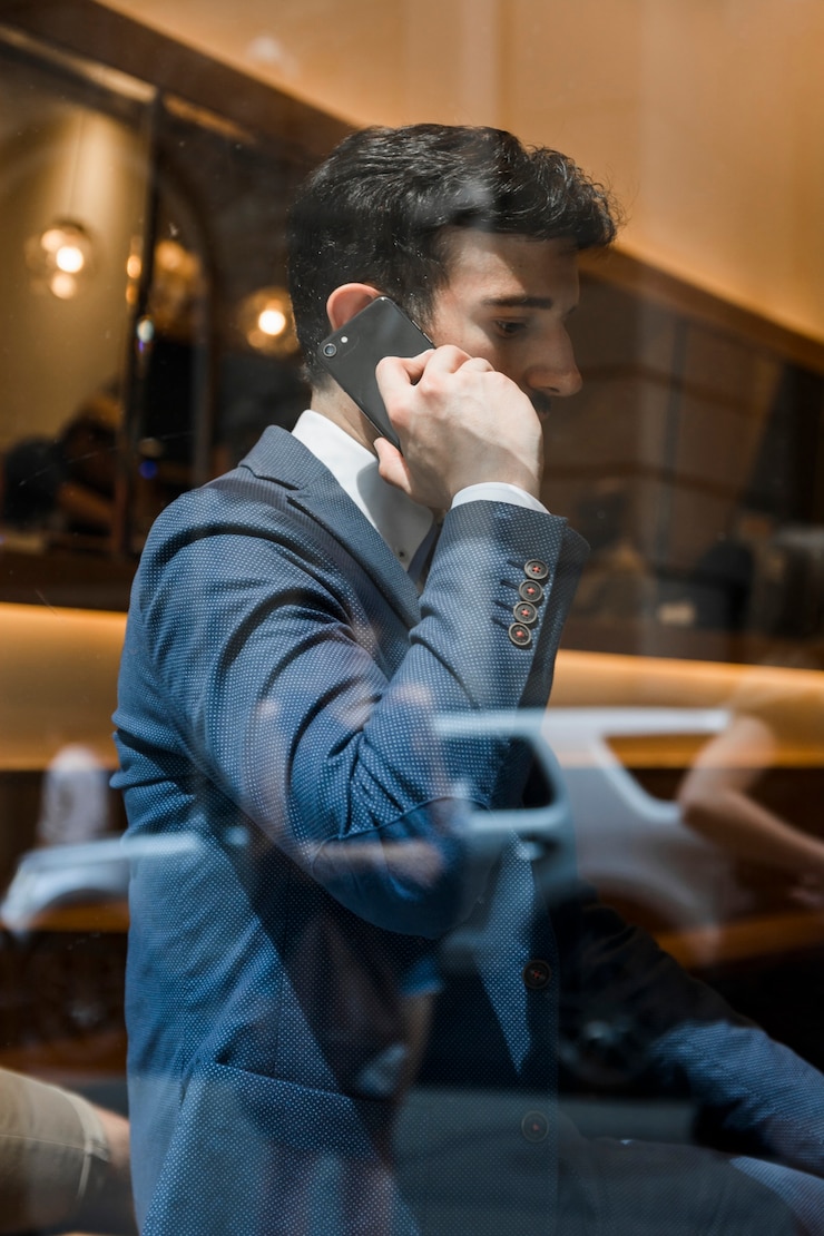 Foto gratuito hombre de negocios hablando por teléfono en el café