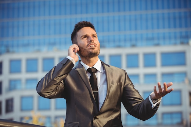 Hombre de negocios hablando por teléfono móvil