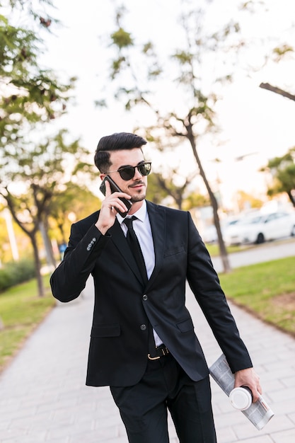 Hombre de negocios hablando por teléfono en el parque