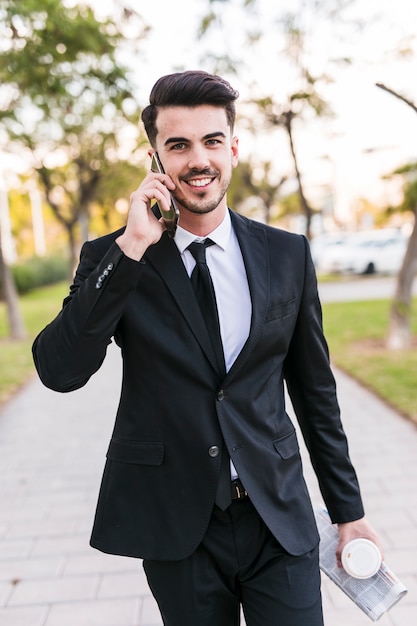 Hombre de negocios hablando por teléfono en el parque