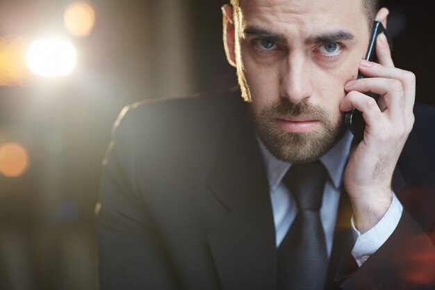 Hombre de negocios hablando por teléfono