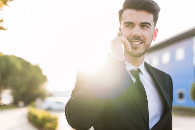 Foto gratuita hombre de negocios hablando por teléfono