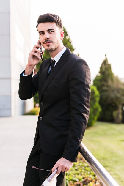 Hombre de negocios hablando por teléfono