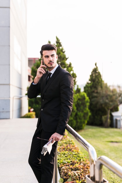 Foto gratuita hombre de negocios hablando por teléfono