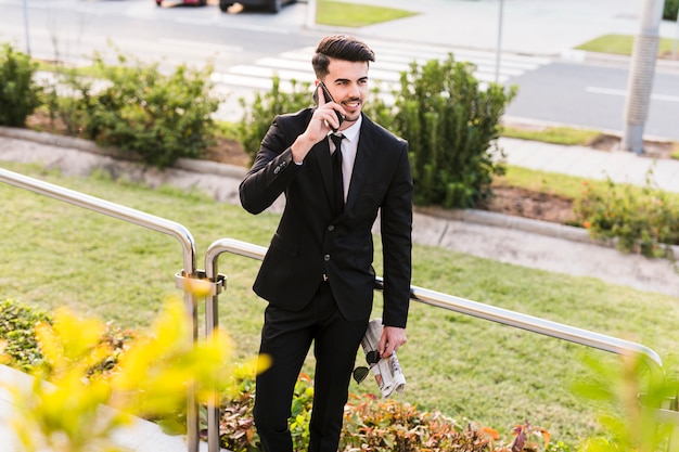 Hombre de negocios hablando por teléfono