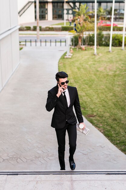 Hombre de negocios hablando por teléfono