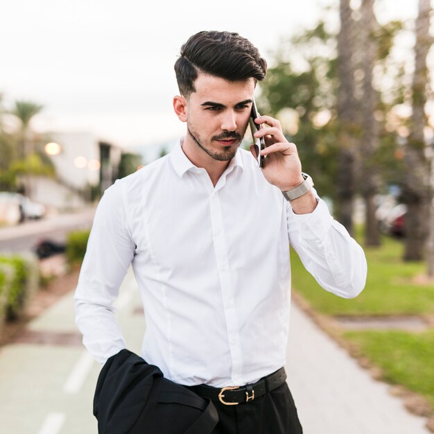 Hombre de negocios hablando por teléfono