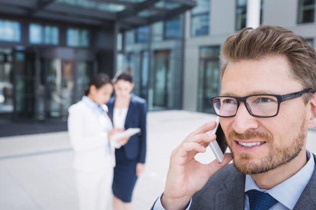 Hombre de negocios, hablar teléfono móvil