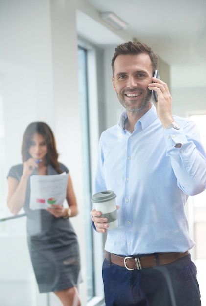 Hombre de negocios, hablar teléfono, en el trabajo