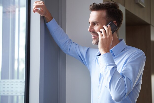 Hombre de negocios, hablar teléfono, en el trabajo