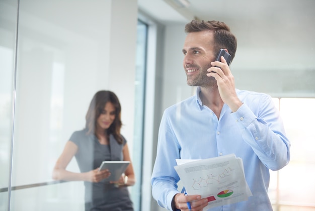 Hombre de negocios, hablar teléfono, en el trabajo