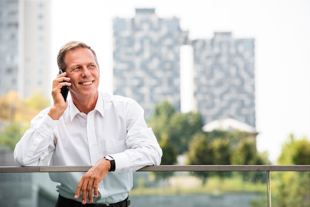 Hombre de negocios, hablar por teléfono